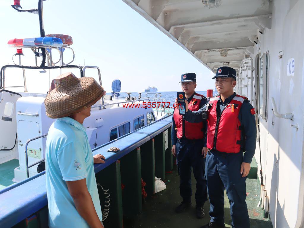 图为5月12日海警执法员登临检查渔船。（中国海警局南海分局供图）